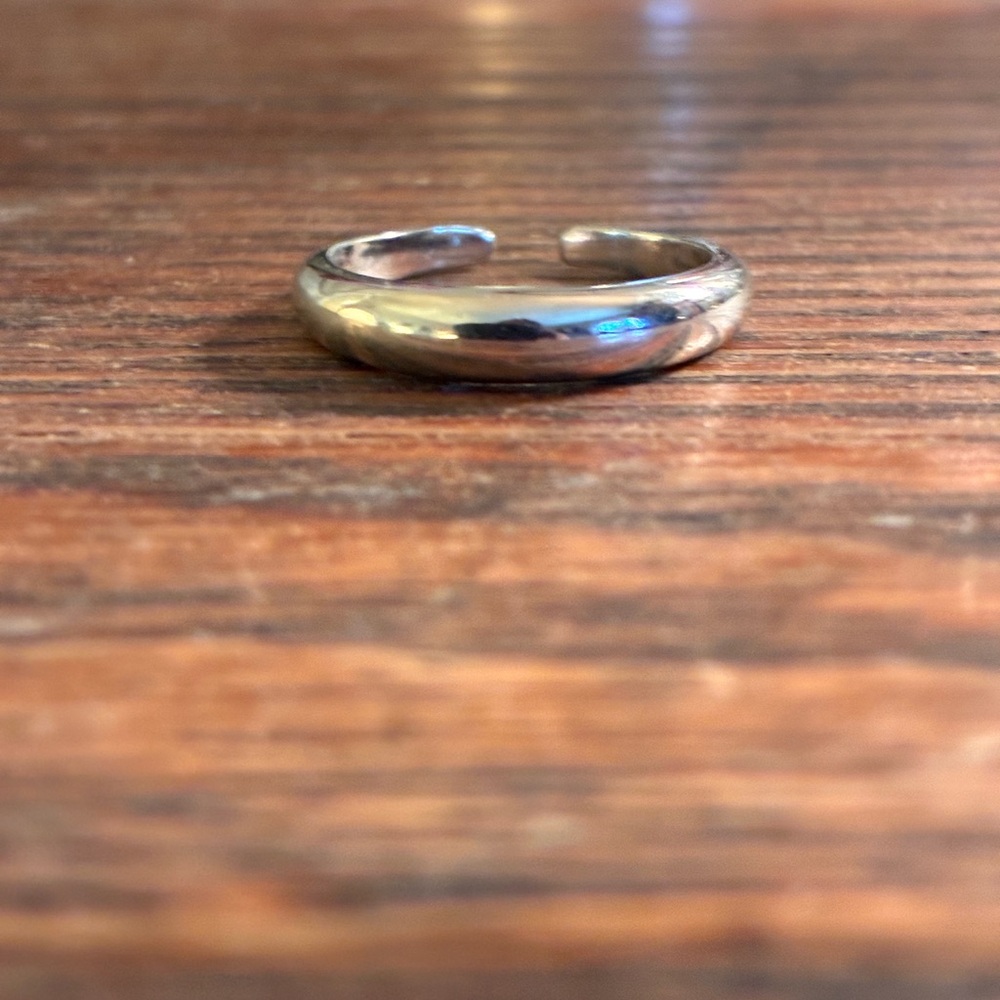 Elegant Silver Tone Ring